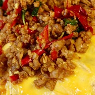 แดงผัดกะเพรา นาคนิวาส