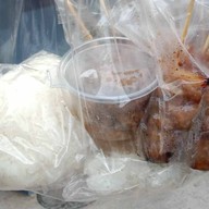 ข้าวเหนียวหมูปิ้ง&น่องไก่ทอดน้ำปลาตลาดนัดไดโนเสาร์