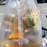 ก๋วยเตี๋ยวพี่จุกและผลไม้สด ตลาดดอนยอ ติดกับกรงนก