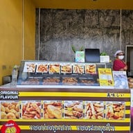 บรรยากาศ กล้วยทอดอัมพวา ประชาอุทิศ 90