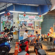 หน้าร้าน ก๋วยเตี๋ยวเนื้อ-หมูลุงดม ตลาดปากน้ำ