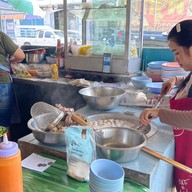 ก๋วยเตี๋ยวพี่จุกและผลไม้สด ตลาดดอนยอ ติดกับกรงนก