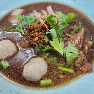เมนูของร้าน ก๋วยเตี๋ยวเนื้อ-หมูลุงดม ตลาดปากน้ำ