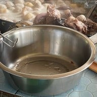 ก๋วยเตี๋ยวพี่จุกและผลไม้สด ตลาดดอนยอ ติดกับกรงนก