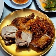 ไก่ทอดเจ๊กี ส้มตำโปโล ลุมพินี