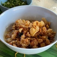 ก๋วยเตี๋ยวพี่จุกและผลไม้สด ตลาดดอนยอ ติดกับกรงนก