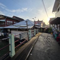 ข้าวขาหมูวัดกลาง ตลาดพลู