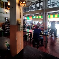 บรรยากาศ ลุยเลยเจ๊ ข้าวขาหมู-ข้าวมันไก่ตอน  ซอยแมนฮัตตั้น คลองหลวง