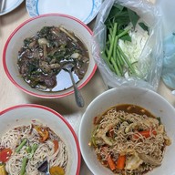 เมนูของร้าน อีสานต้นคูน (ยำกุ้งเต้นรสเด็ด) เลยปั้ม ปตท 100 เมตรอยู่ซ้ายมือ