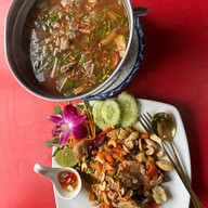 จ๊ะนาเดียร์อุดรตำแหลก อุดรตำแหลก