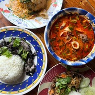 ร้านมุมลับราดหน้านายซอ