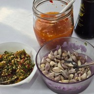 ข้าวขาหมูวัดกลาง ตลาดพลู