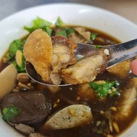 เมนูของร้าน ร้านยืนพื้น ก๋วยจั๊บน้ำข้น (ต้นตำรับสี่แยกพรานนก) บางขุนนนท์
