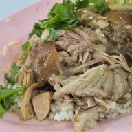 ข้าวขาหมูวัดกลาง ตลาดพลู