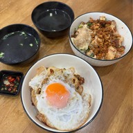 ช้อน หมูกรอบชาชู (Town In Town) ช้อน หมูกรอบชาชู (Town In Town)