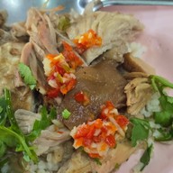ข้าวขาหมูวัดกลาง ตลาดพลู