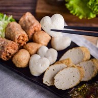 หลา ลูกชิ้นปลาเยาวราช Empire Food Lounge