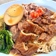 สมใจ ขาหมูข้าวมันไก่