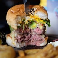 Rock Me Burger & Bar นิมมานเหมินท์