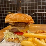 Rock Me Burger & Bar นิมมานเหมินท์