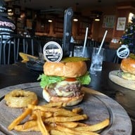 Rock Me Burger & Bar นิมมานเหมินท์