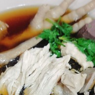 ขวัญ ก๋วยเตี๋ยวลูกชิ้นปลาเยาวราชแท้ ศรีบุญเรืองมุกดาหาร