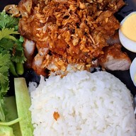 ข้าวหมูทอดปลาร้าวะวะว้าววววว ตลาดโรงสี