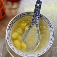 เมนูของร้าน หูฉลามน้ำแดงบรั่นดี น้องนิว เยาวราช