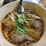 เมนูของร้าน หูฉลามน้ำแดงบรั่นดี น้องนิว เยาวราช