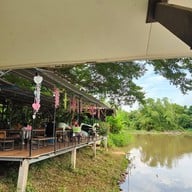 บรรยากาศ บ้านริมน้ำ ดิ คาเฟ่ นครนายก