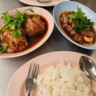 ขาหมูเจริญแสงสีลม สีลม