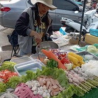 หัวสะพานยำแซ่บ&ลูกชิ้นทอด😋