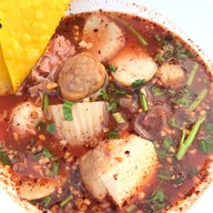 โซ้ย เย็นตาโฟลูกชิ้นแคะ ต้มยำมะนาวสดรสเด็ด ดอนหวาย