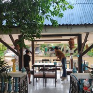 บรรยากาศ บ้านริมน้ำ ดิ คาเฟ่ นครนายก