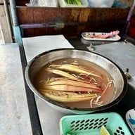 บ้านใหญ่ ผัดไทยเตาถ่าน ดินแดง