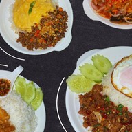 กะเพราเดือดฟรีไข่ ร้านครัวหน้าบ้าน