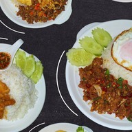 กะเพราเดือดฟรีไข่ ร้านครัวหน้าบ้าน