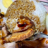 ก๋วยจั๊บน้ำข้นและข้าวหมูกรอบ อนุสาวรีย์ 3 กษัตริย์