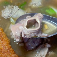 ก๋วยจั๊บน้ำข้นและข้าวหมูกรอบ อนุสาวรีย์ 3 กษัตริย์