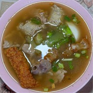ก๋วยจั๊บน้ำข้นและข้าวหมูกรอบ อนุสาวรีย์ 3 กษัตริย์
