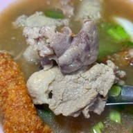 ก๋วยจั๊บน้ำข้นและข้าวหมูกรอบ อนุสาวรีย์ 3 กษัตริย์