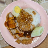 ก๋วยจั๊บน้ำข้นและข้าวหมูกรอบ อนุสาวรีย์ 3 กษัตริย์
