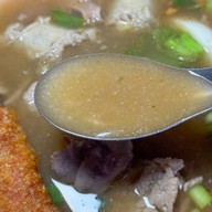 ก๋วยจั๊บน้ำข้นและข้าวหมูกรอบ อนุสาวรีย์ 3 กษัตริย์