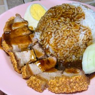 ก๋วยจั๊บน้ำข้นและข้าวหมูกรอบ อนุสาวรีย์ 3 กษัตริย์