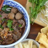 ก๋วยเตี๋ยวนารีต้มตุ๋น 283 หมู่บ้านสมนึก