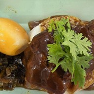 แป๊ะเบี้ยว ข้าวขาหมูหมั่นโถว SARAPEE CHANGMAI