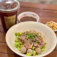 ชามสุข ก๋วยเตี๋ยวเรือหมู และเนื้อวากิว  โคราช