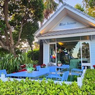 Blue House 224  พื้นที่ของคนรักรถ