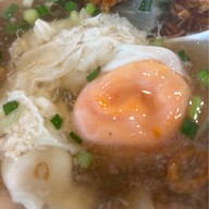 คุณแดงก๋วยจั๊บญวน พระอาทิตย์