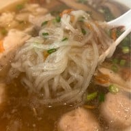 คุณแดงก๋วยจั๊บญวน พระอาทิตย์